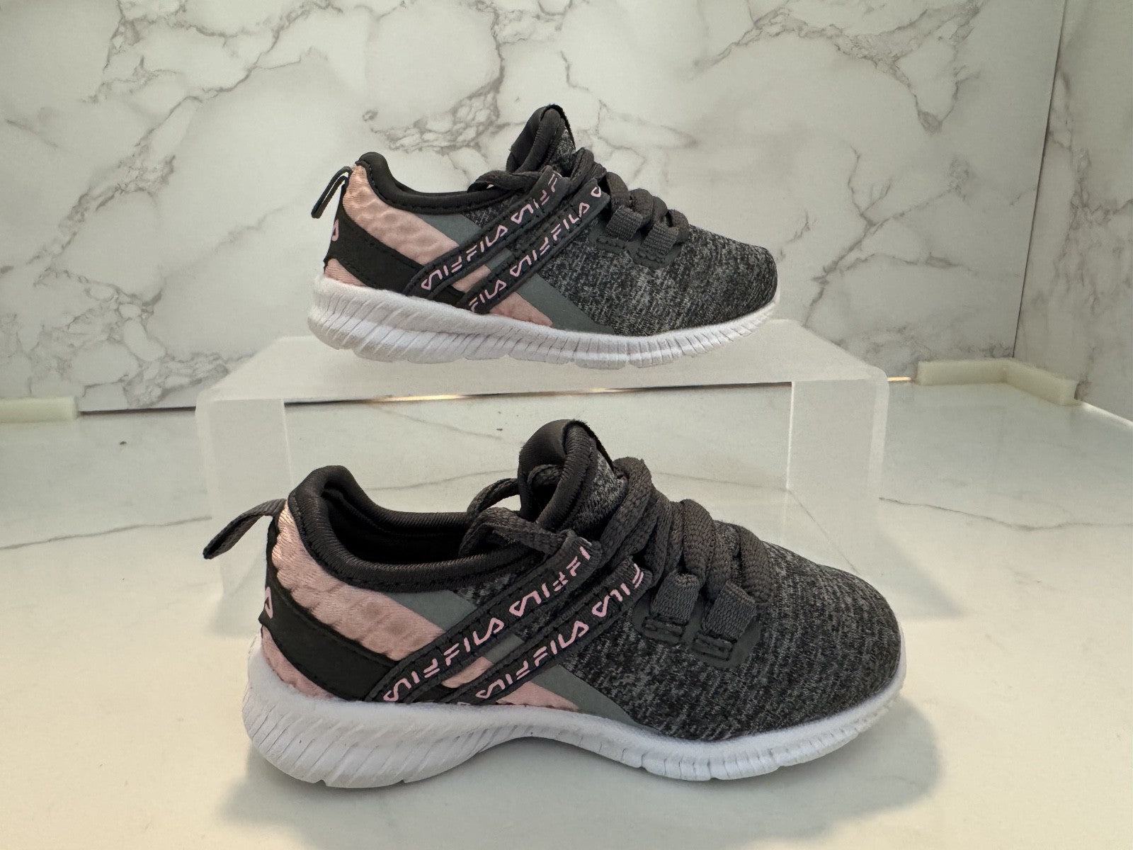 Fila Girls Grey Pink Sneakers Athletic Shoes Size 6T, Pre-owned, Excellent Condi