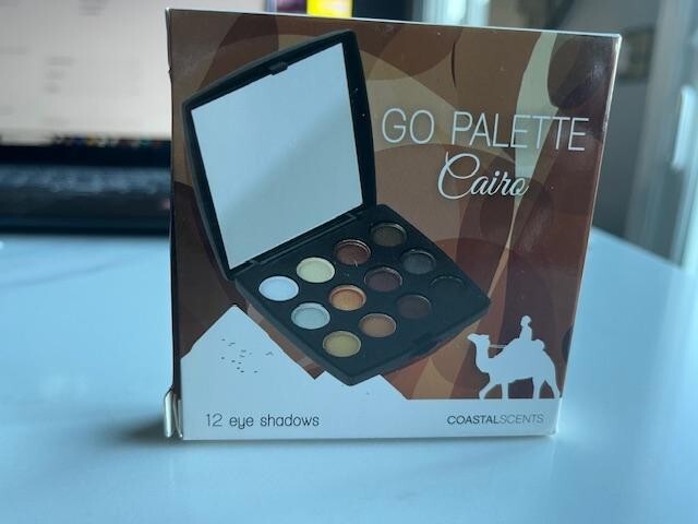 COASTAL SCENTS Go Palette CAIRO 12 Eye shadows MATTE & SHIMMERY w/Blender Brush