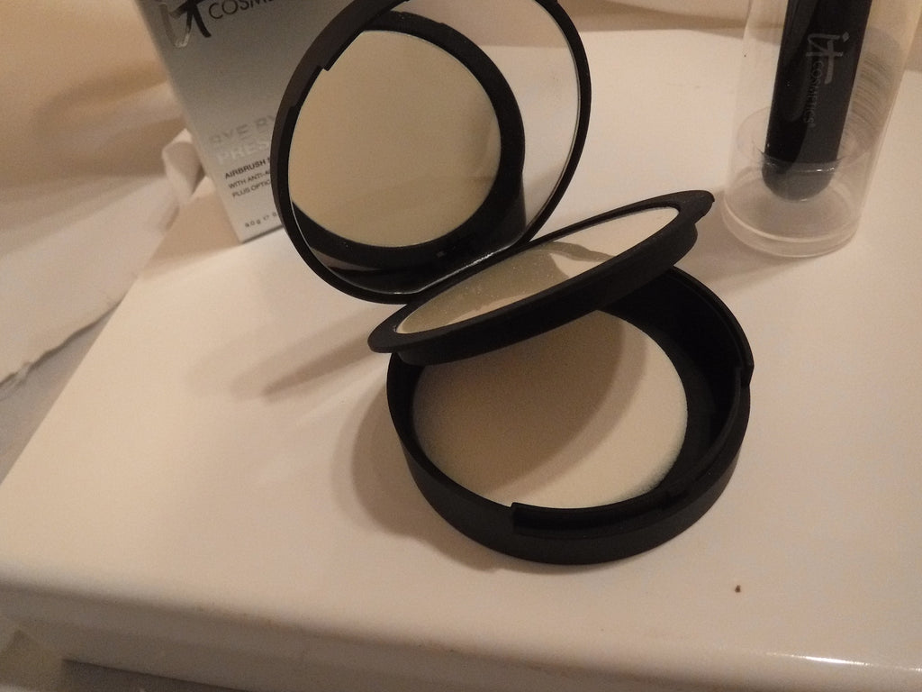 IT COSMETICS BYE BYE PORES PRESSED POWDER COMPACT & LUXE BALL BRUSH #8 NIB