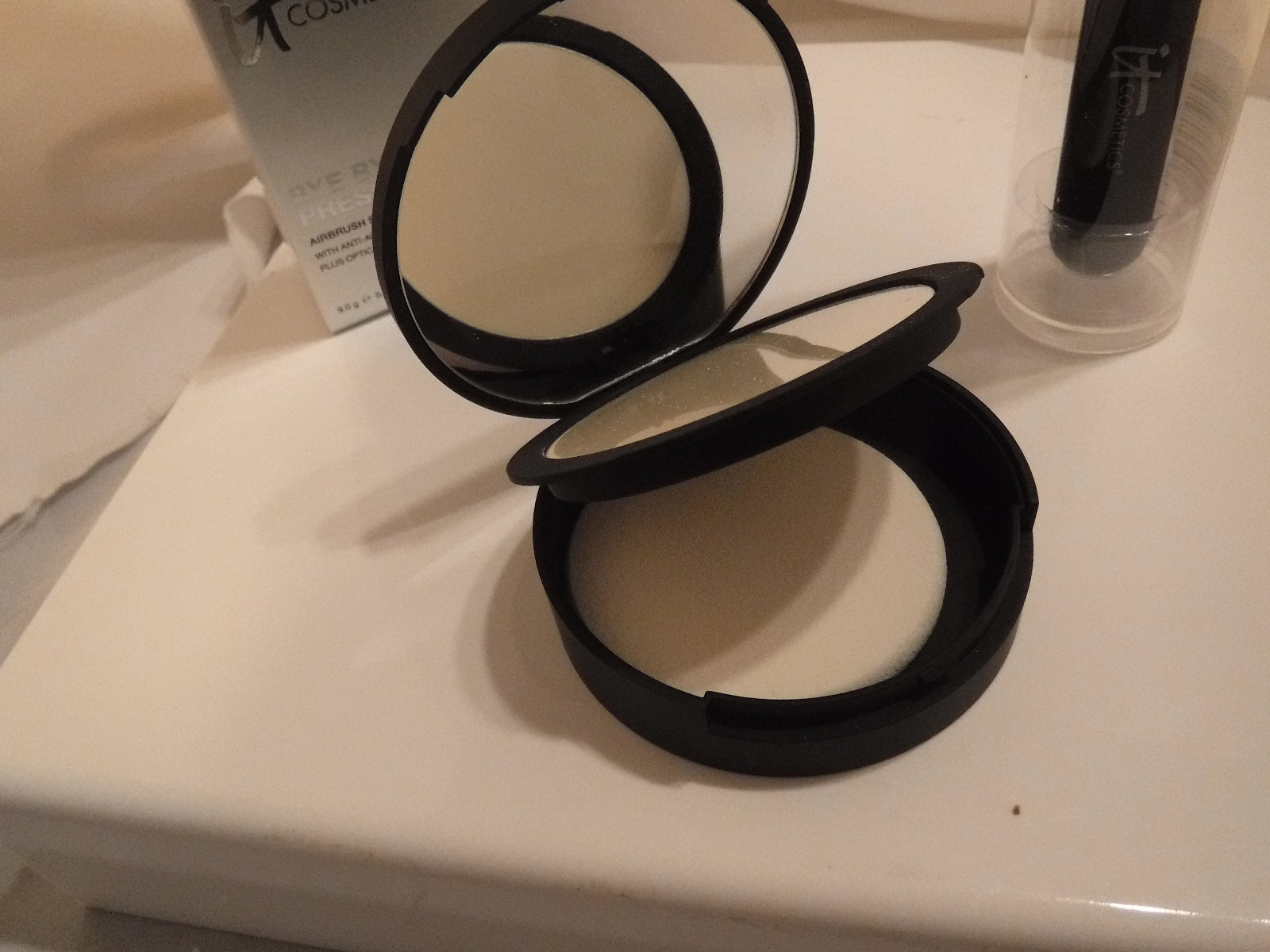 IT COSMETICS BYE BYE PORES PRESSED POWDER COMPACT & LUXE BALL BRUSH #8 NIB