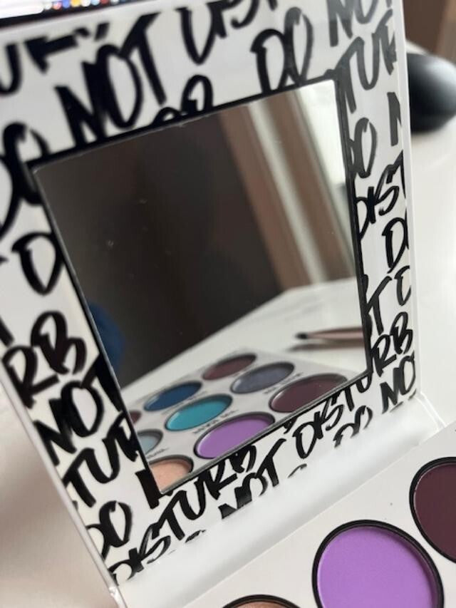 BH COSMETICS DO NOT DISTURB 9 COLOR EYESHADOW SHADOW PALETTE W/BRUSH NEW