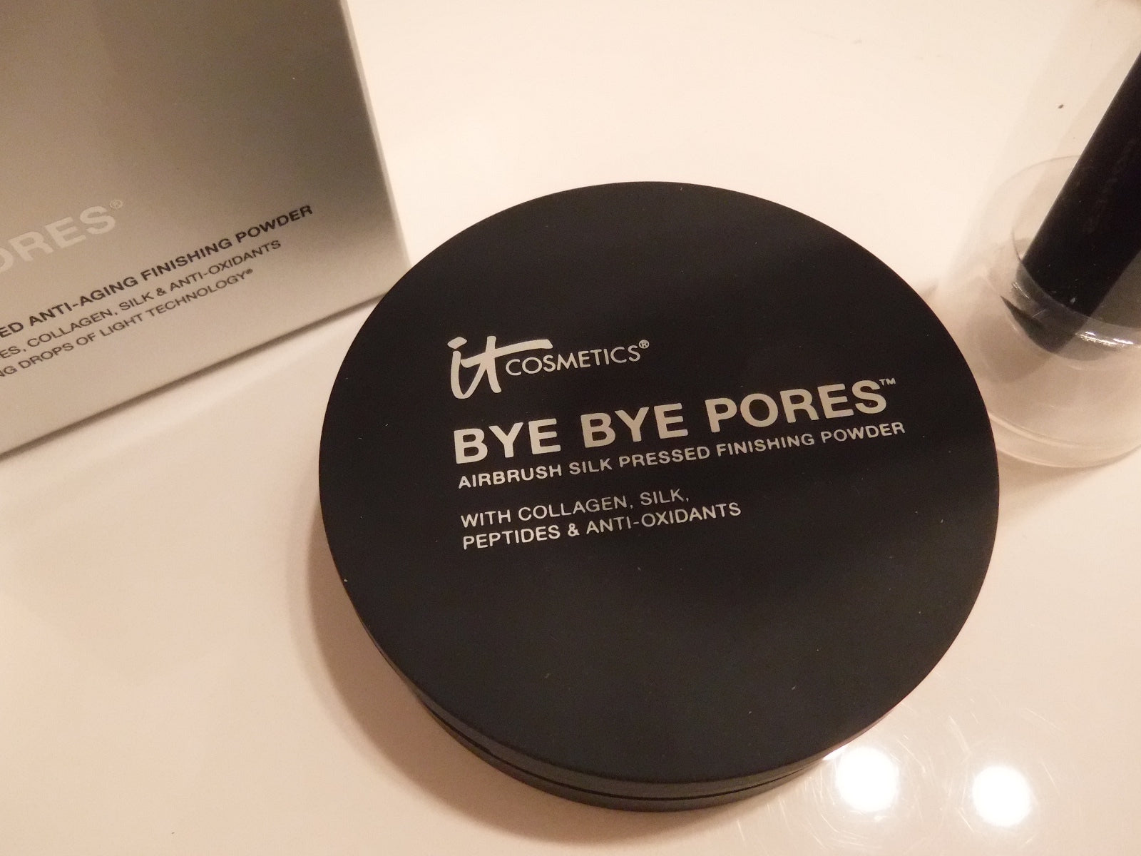 IT COSMETICS BYE BYE PORES PRESSED POWDER COMPACT & LUXE BALL BRUSH #8 NIB