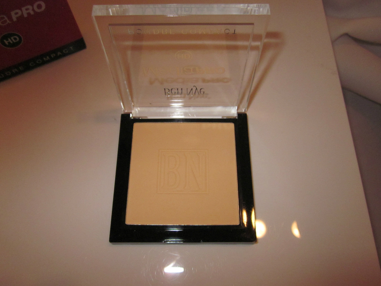 New Ben Nye Banana Powder Compact W/Brush Luxury Face Makeup Kim Kardashian