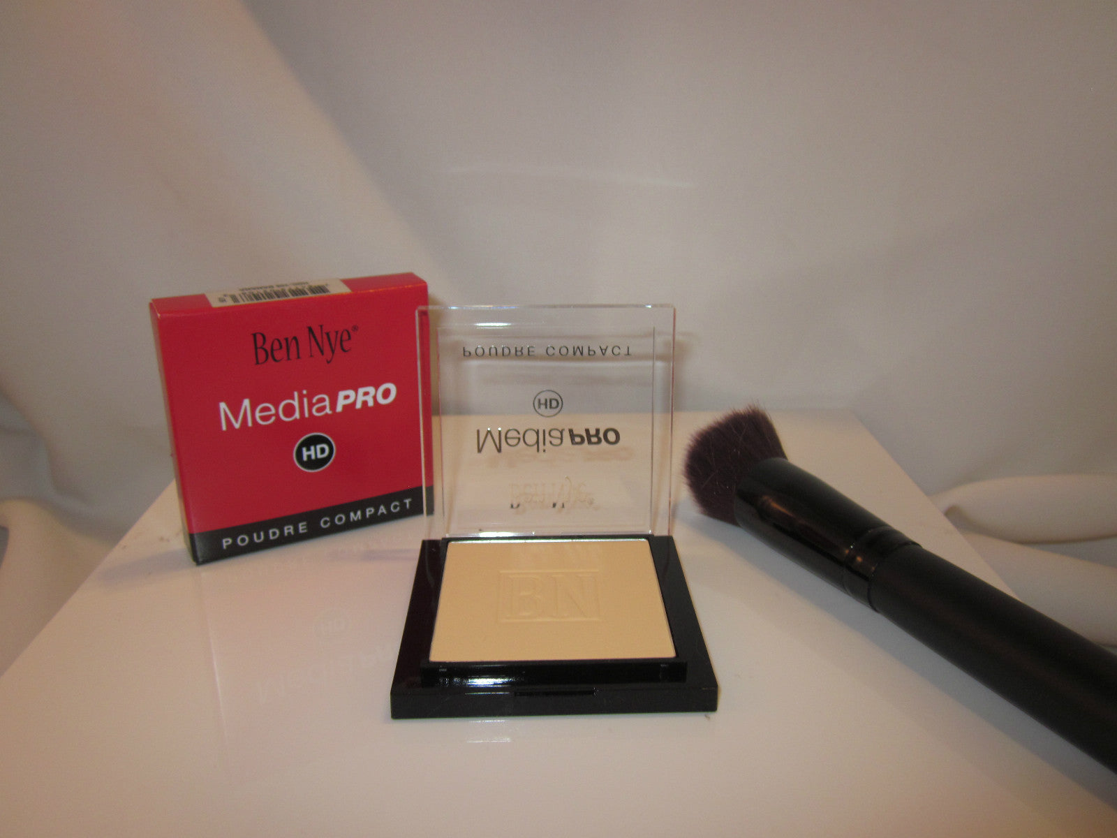 New Ben Nye Banana Powder Compact W/Brush Luxury Face Makeup Kim Kardashian