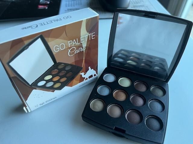COASTAL SCENTS Go Palette CAIRO 12 Eye shadows MATTE & SHIMMERY w/Blender Brush