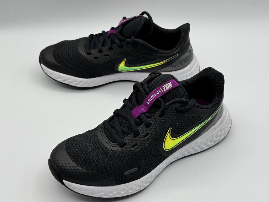 Nike Revolution, Black Iridescent Lightweight Running Sneakers Youth 5.5 Pre-own
