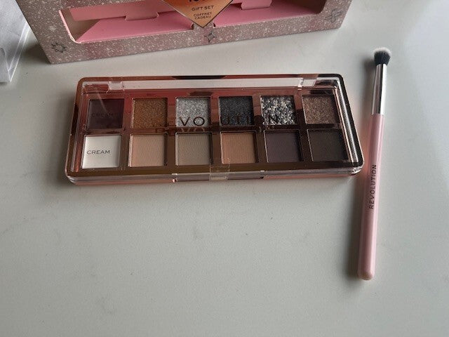 New BH Revolution London Makeup Smokey Icon 12 color Eye Shadow w/Brush Gift Set