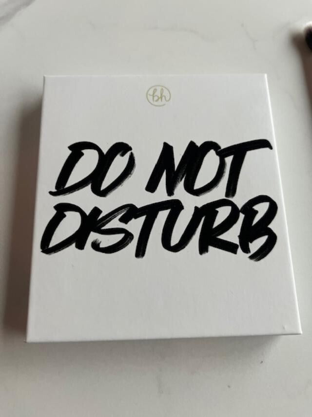 BH COSMETICS DO NOT DISTURB 9 COLOR EYESHADOW SHADOW PALETTE W/BRUSH NEW