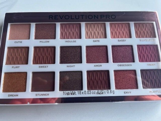 Makeup Revolution London 18 Color Eyeshadow Palette Regeneration Stripped +Brush