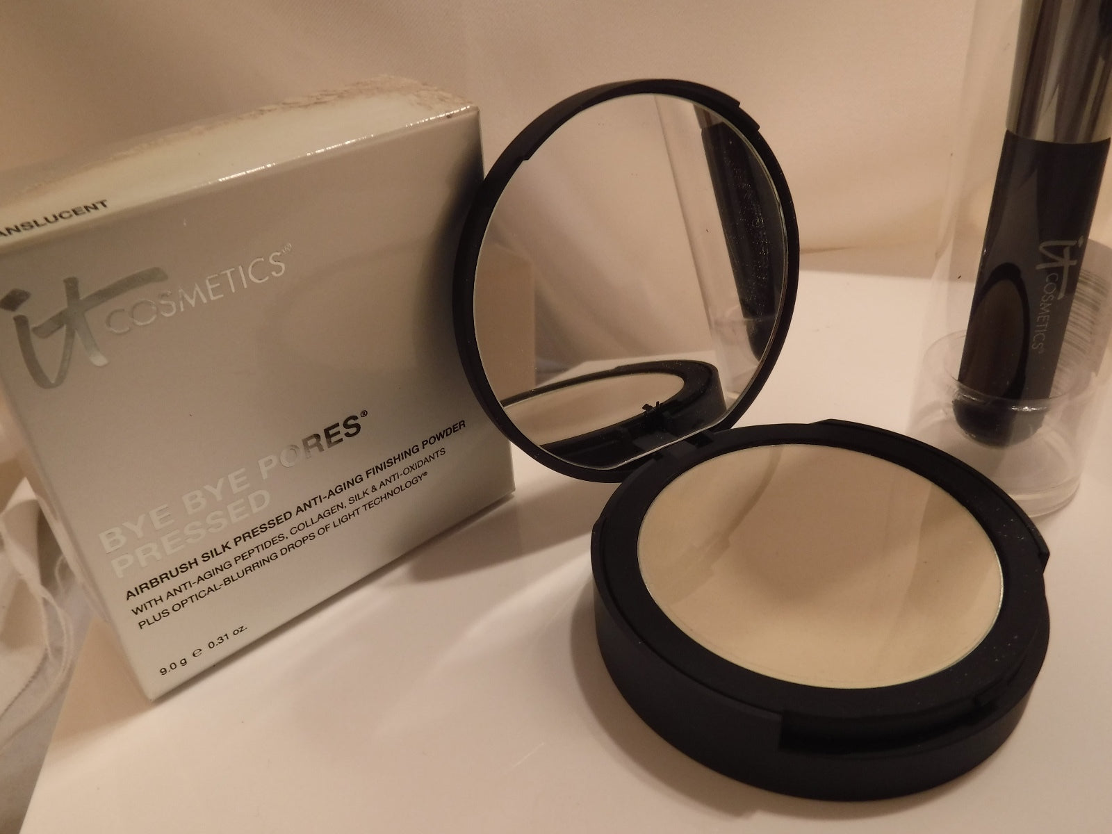 IT COSMETICS BYE BYE PORES PRESSED POWDER COMPACT & LUXE BALL BRUSH #8 NIB