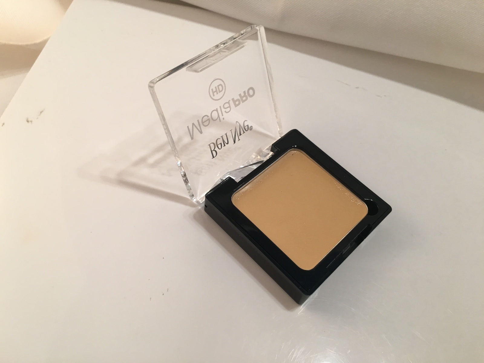 New Ben Nye Banana Creme Compact W/Brush, Sponge & Puff Makeup Kim Kardashian