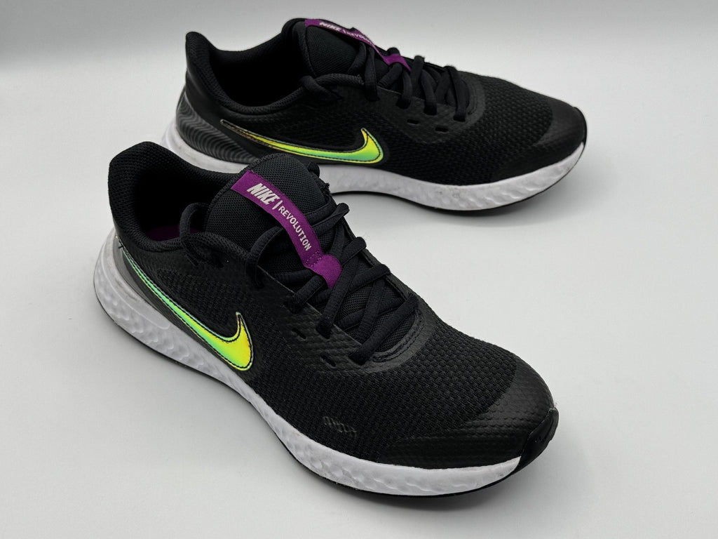 Nike Revolution, Black Iridescent Lightweight Running Sneakers Youth 5.5 Pre-own