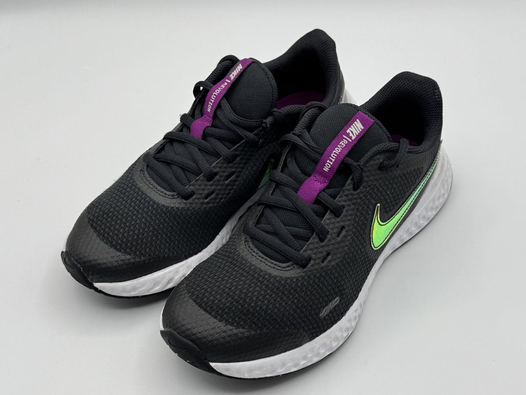 Nike Revolution, Black Iridescent Lightweight Running Sneakers Youth 5.5 Pre-own