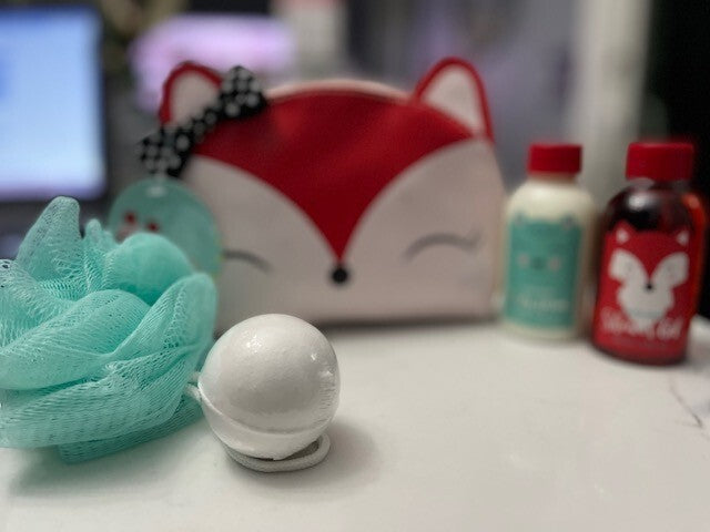 Candy Apple Shower-Gel-Body Lotion-Bath Bomb Kit in a Cat Purse-5 pc set New