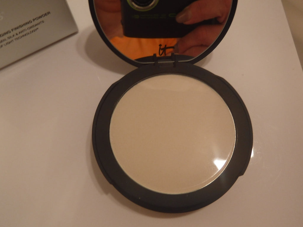 it Cosmetics Bye Bye Pores Anti Aging Pressed Finishing Powder, Translucent NIB