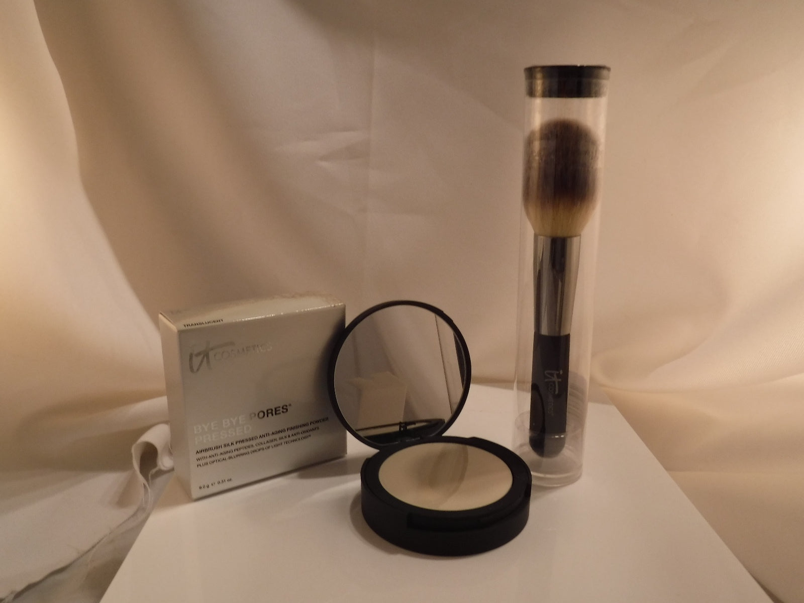 IT COSMETICS BYE BYE PORES PRESSED POWDER COMPACT & LUXE BALL BRUSH #8 NIB