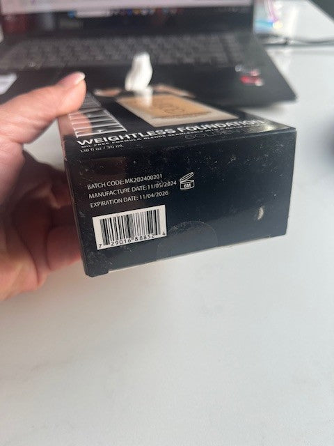 Ellen Tracy Radiant Weightless Foundation "Golden Beige" 1.8 oz Natural DEWY NIB