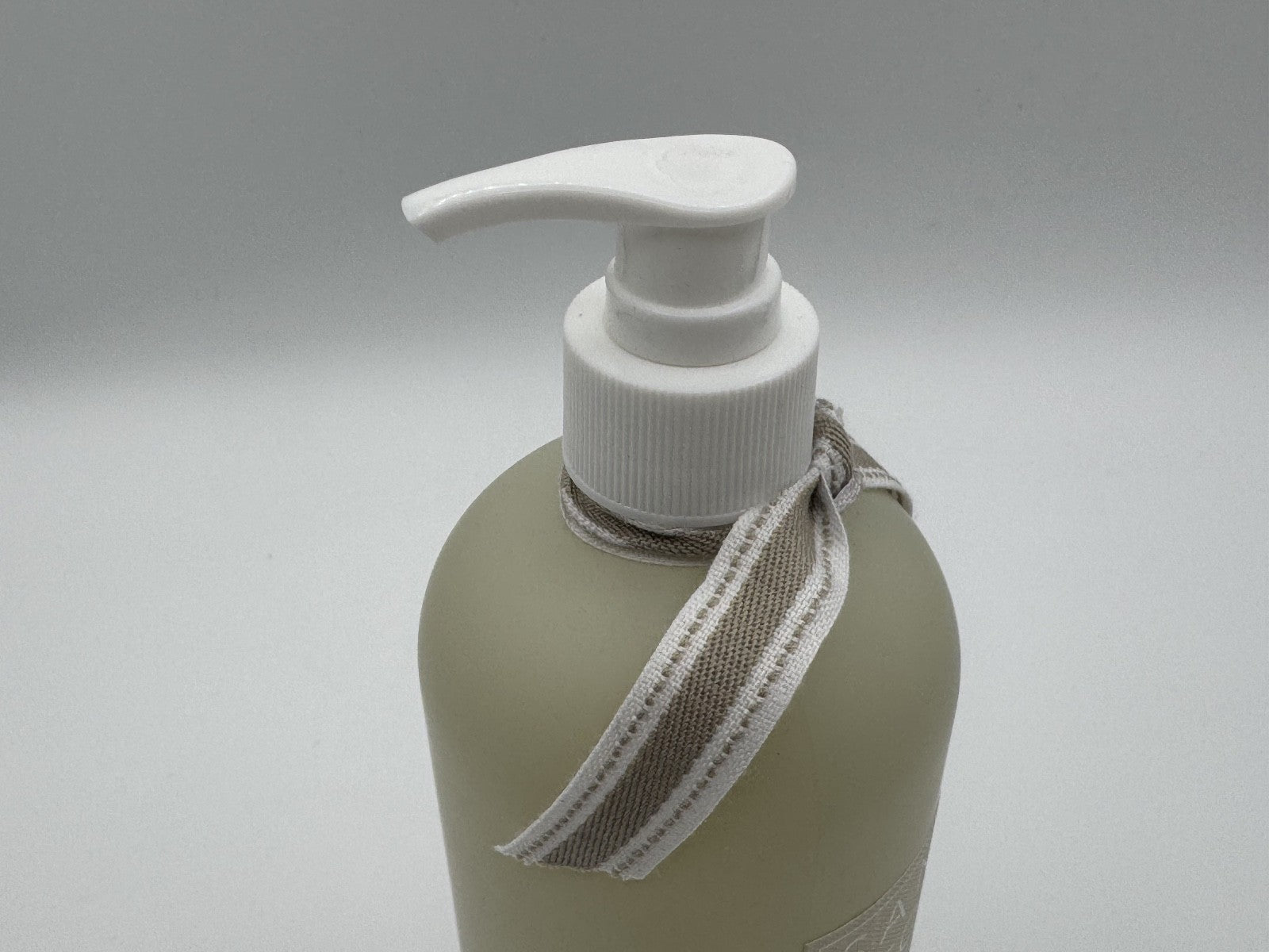 Sand & Fog Scented Vanilla Coconut Liquid Hand Soap, New Exp. 2028
