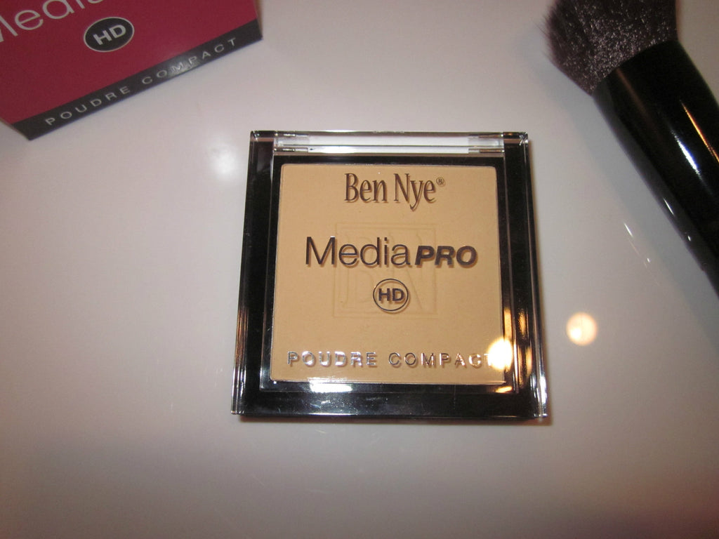 New Ben Nye Banana Powder Compact W/Brush Luxury Face Makeup Kim Kardashian