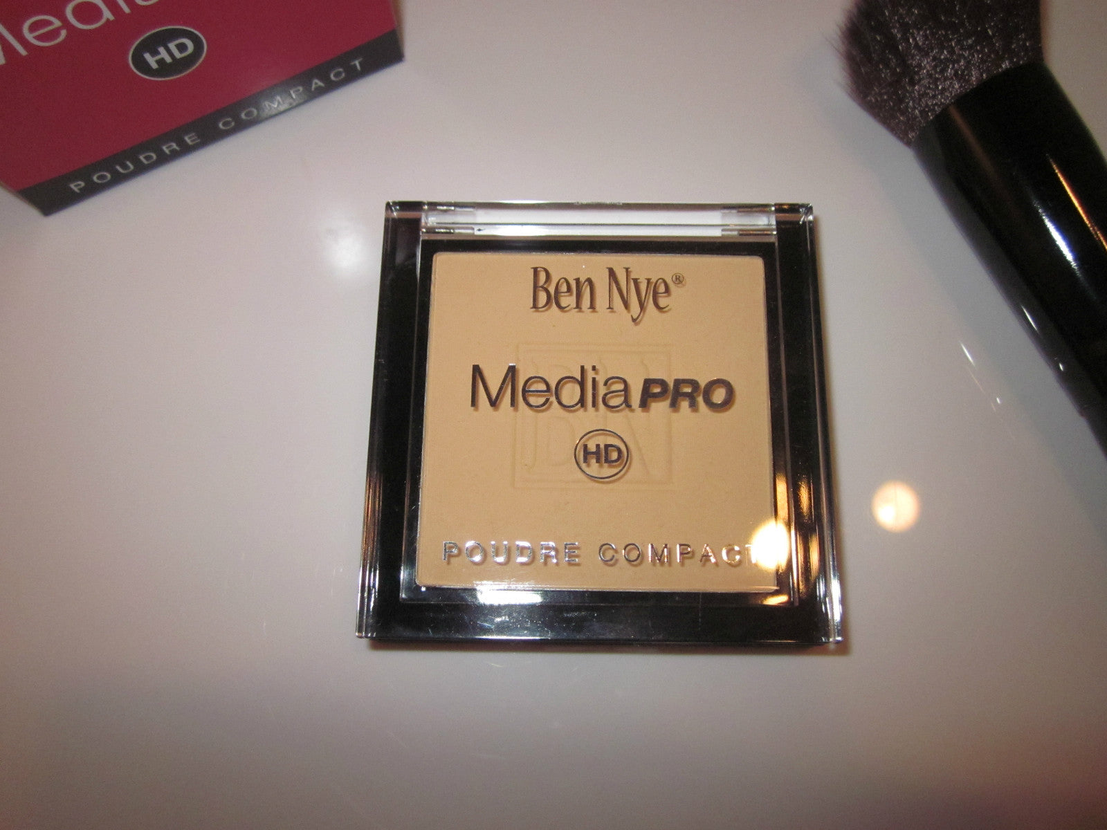 New Ben Nye Banana Powder Compact W/Brush Luxury Face Makeup Kim Kardashian