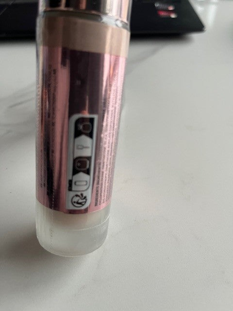 2x Revolution Conceal & Define Concealer F2 Light W/Neutral Undertones Sealed