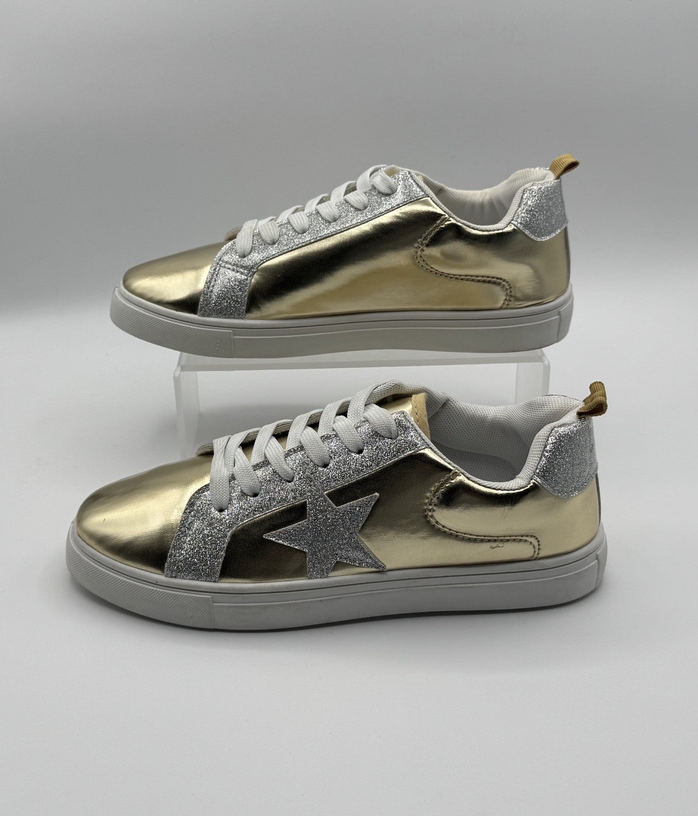 Rouge Helium Gold Silver Star Woman's Sneaker, Size 8 Style Sheen-01, NEW
