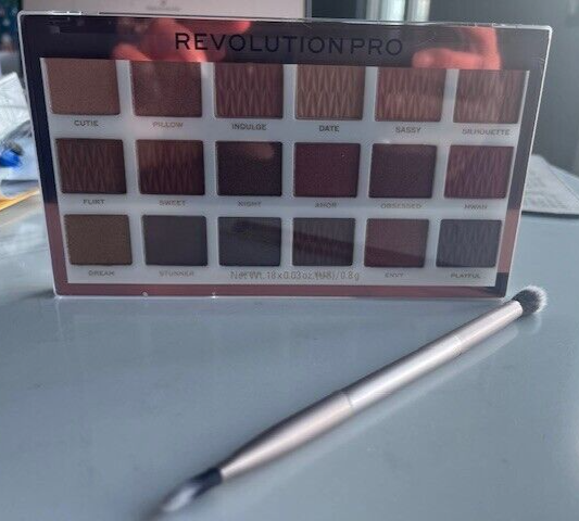 Makeup Revolution London 18 Color Eyeshadow Palette Regeneration Stripped +Brush